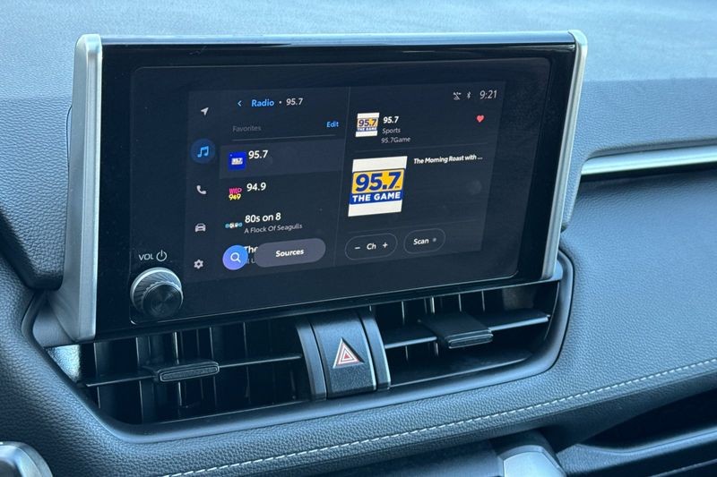 Toyota RAV4 Vehicle Full-screen Gallery Image 18