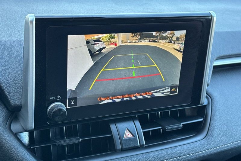 Toyota RAV4 Vehicle Full-screen Gallery Image 19