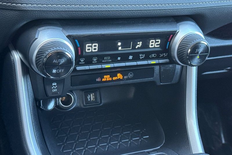 Toyota RAV4 Vehicle Full-screen Gallery Image 20