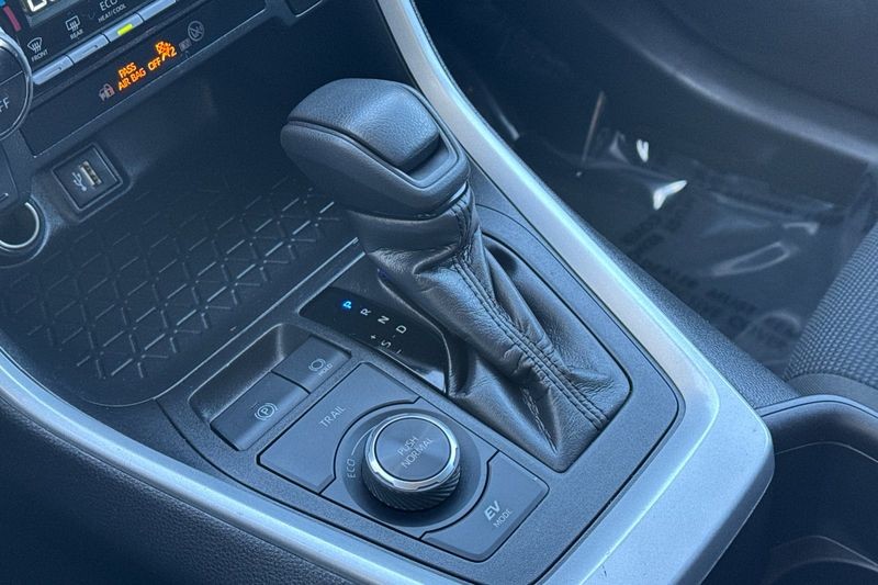 Toyota RAV4 Vehicle Full-screen Gallery Image 21