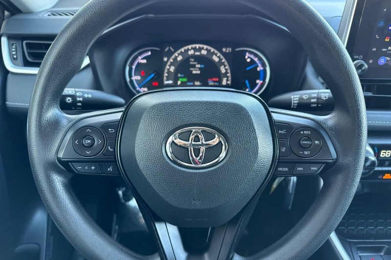 Toyota RAV4 Vehicle Full-screen Gallery Image 22