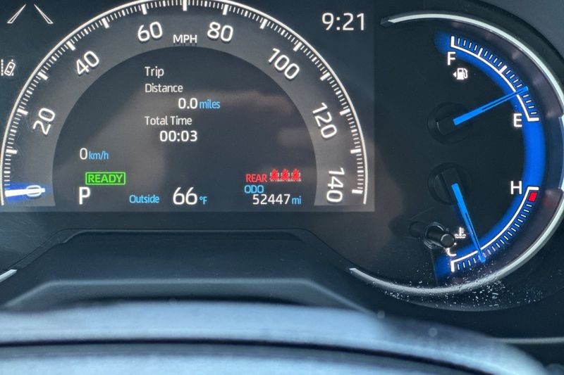 Toyota RAV4 Vehicle Full-screen Gallery Image 24