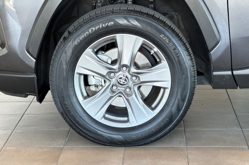 Toyota RAV4 Vehicle Full-screen Gallery Image 25