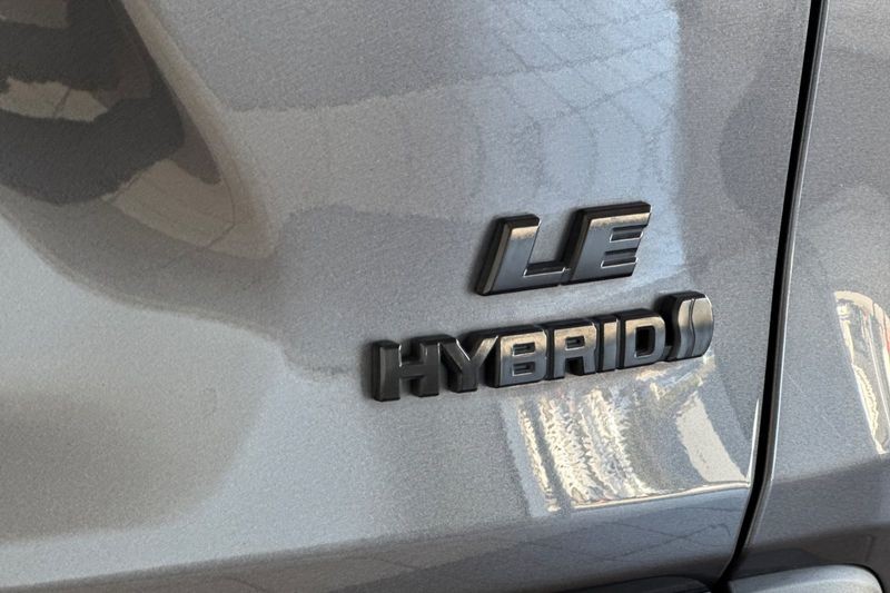 Toyota RAV4 Vehicle Full-screen Gallery Image 26
