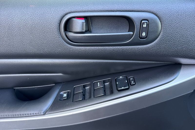 Mazda CX-7 Vehicle Full-screen Gallery Image 11