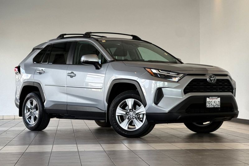 Toyota RAV4 Vehicle Full-screen Gallery Image 02