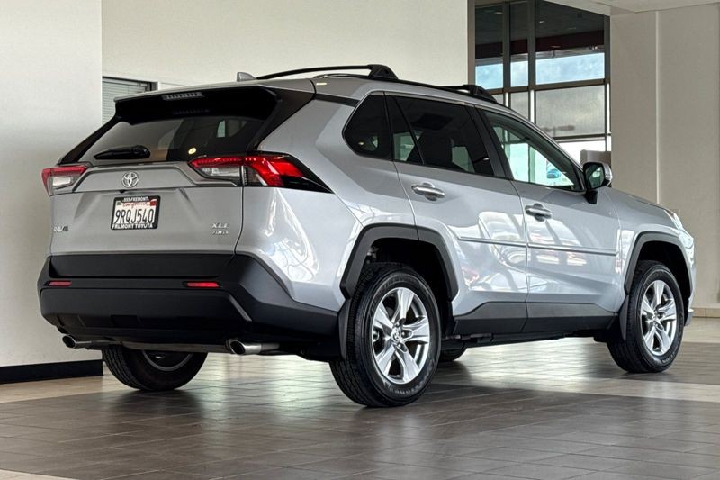 Toyota RAV4 Vehicle Full-screen Gallery Image 04