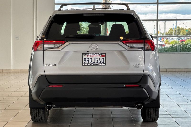 Toyota RAV4 Vehicle Full-screen Gallery Image 05
