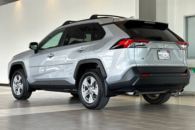 Toyota RAV4 Vehicle Full-screen Gallery Image 06