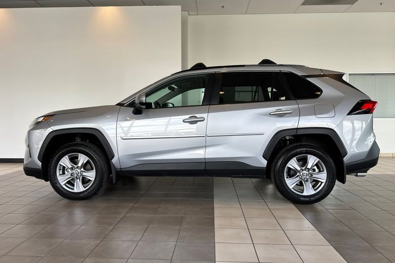 Toyota RAV4 Vehicle Full-screen Gallery Image 07