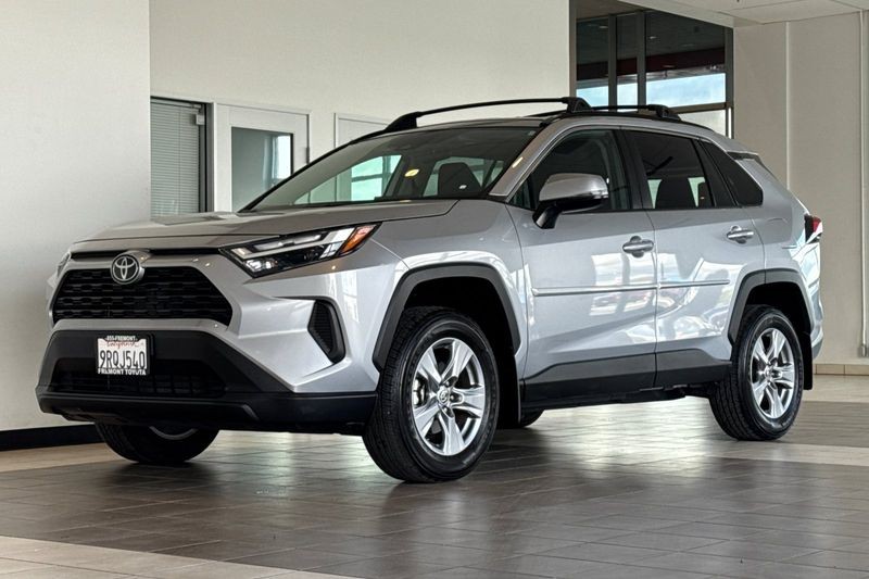 Toyota RAV4 Vehicle Full-screen Gallery Image 08