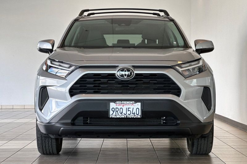 Toyota RAV4 Vehicle Full-screen Gallery Image 09
