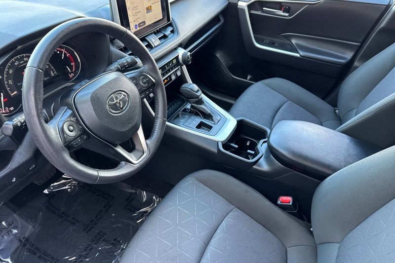 Toyota RAV4 Vehicle Full-screen Gallery Image 10