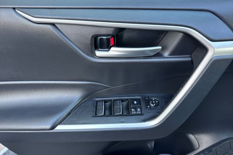 Toyota RAV4 Vehicle Full-screen Gallery Image 11