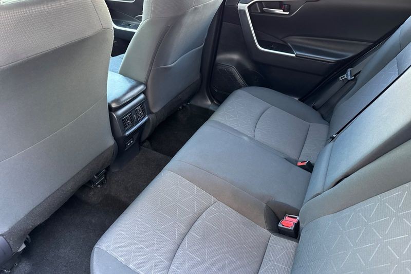 Toyota RAV4 Vehicle Full-screen Gallery Image 12