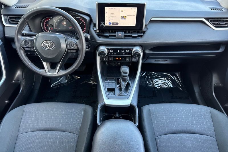Toyota RAV4 Vehicle Full-screen Gallery Image 13
