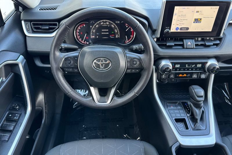 Toyota RAV4 Vehicle Full-screen Gallery Image 14