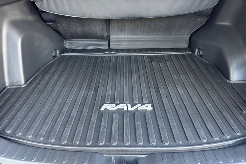 Toyota RAV4 Vehicle Full-screen Gallery Image 15
