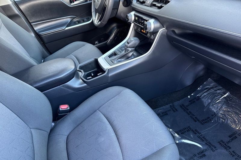 Toyota RAV4 Vehicle Full-screen Gallery Image 16