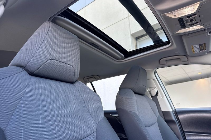 Toyota RAV4 Vehicle Full-screen Gallery Image 17