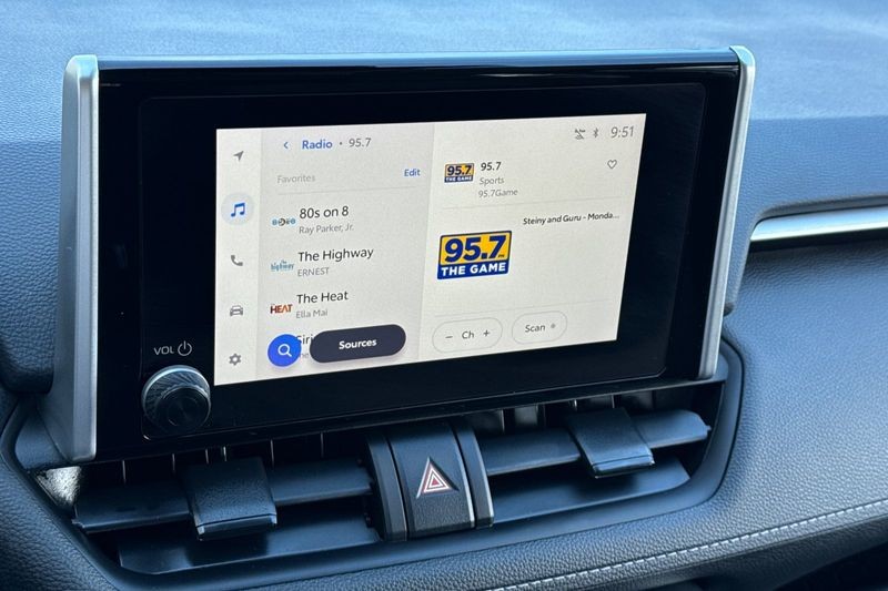 Toyota RAV4 Vehicle Full-screen Gallery Image 18