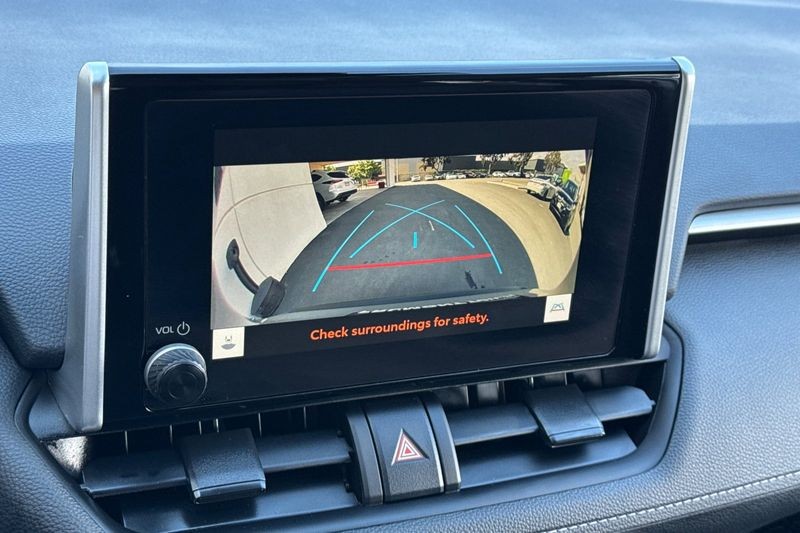 Toyota RAV4 Vehicle Full-screen Gallery Image 19