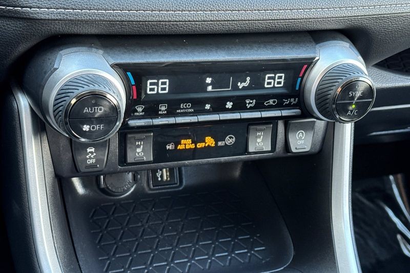 Toyota RAV4 Vehicle Full-screen Gallery Image 20