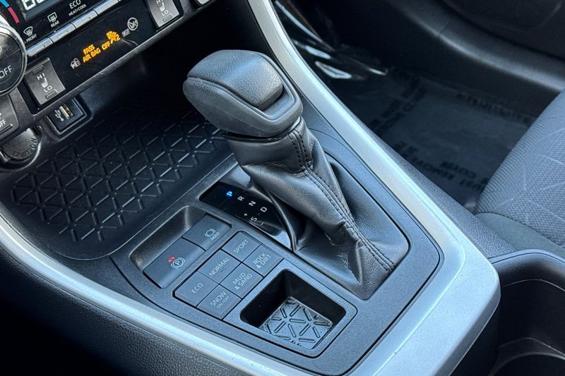 Toyota RAV4 Vehicle Full-screen Gallery Image 21