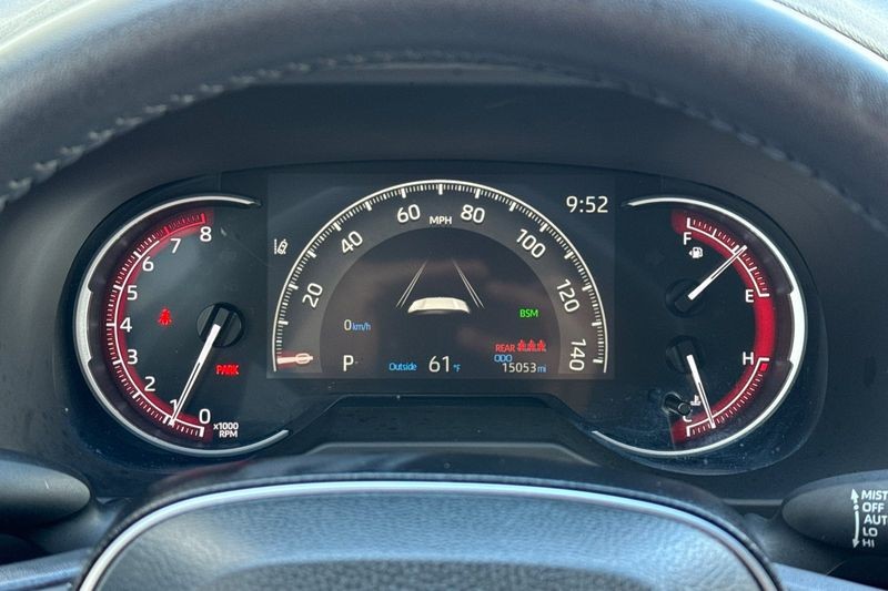 Toyota RAV4 Vehicle Full-screen Gallery Image 24