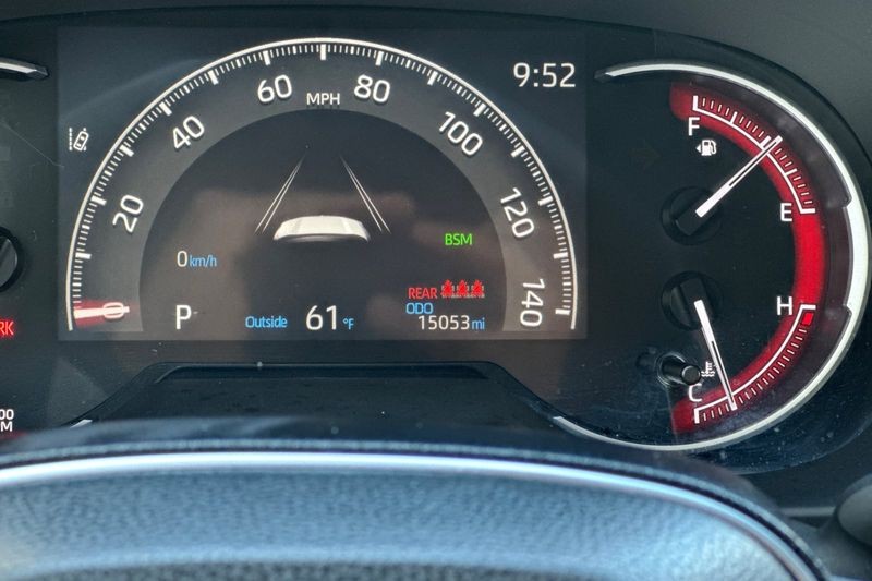 Toyota RAV4 Vehicle Full-screen Gallery Image 25