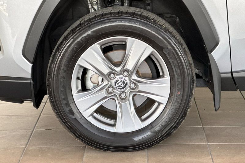 Toyota RAV4 Vehicle Full-screen Gallery Image 26