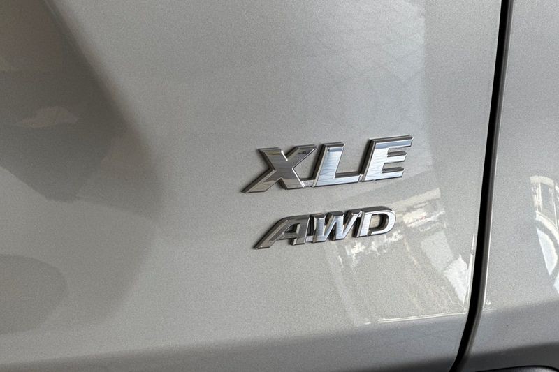Toyota RAV4 Vehicle Full-screen Gallery Image 27