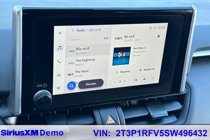 Toyota RAV4 Vehicle Full-screen Gallery Image 28