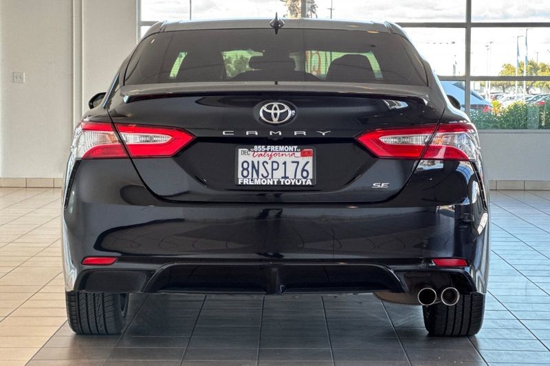 Toyota Camry Vehicle Full-screen Gallery Image 05