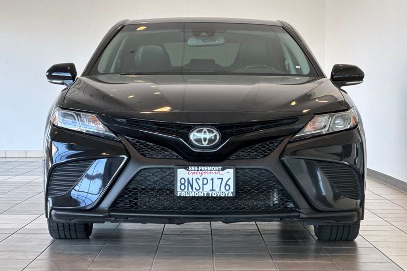 Toyota Camry Vehicle Full-screen Gallery Image 09