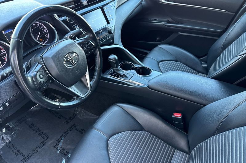 Toyota Camry Vehicle Full-screen Gallery Image 10
