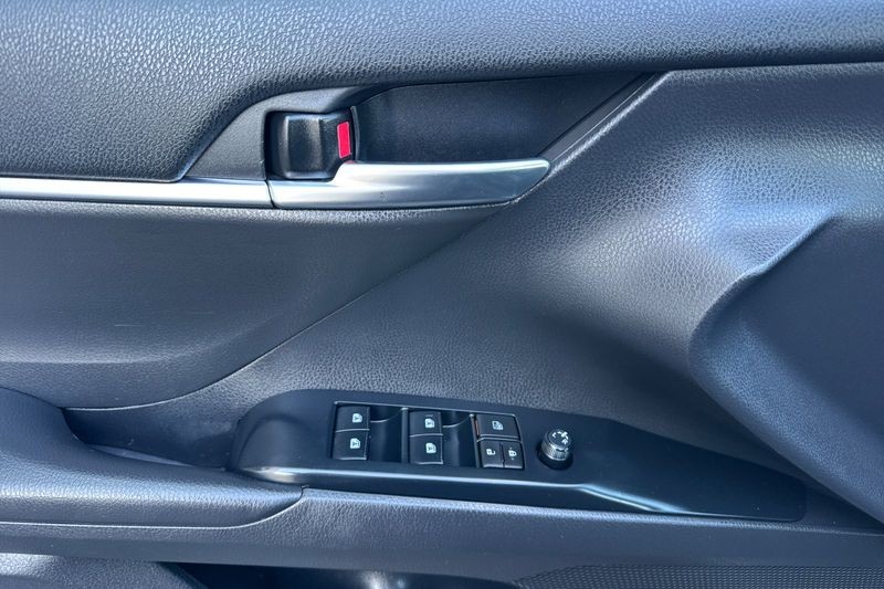 Toyota Camry Vehicle Full-screen Gallery Image 11