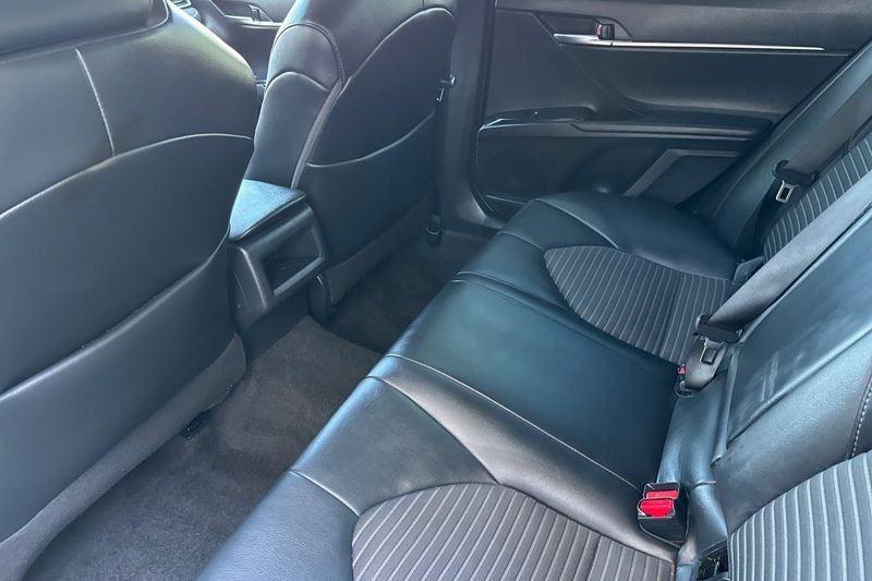 Toyota Camry Vehicle Full-screen Gallery Image 12
