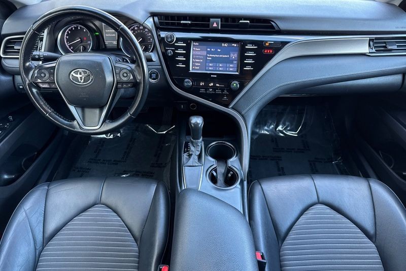 Toyota Camry Vehicle Full-screen Gallery Image 13