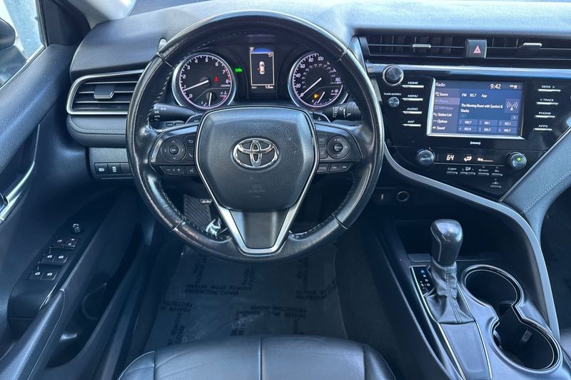 Toyota Camry Vehicle Full-screen Gallery Image 14