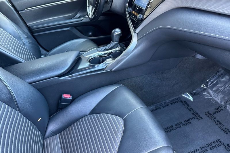 Toyota Camry Vehicle Full-screen Gallery Image 15