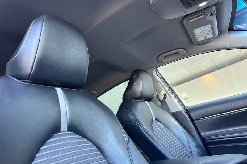 Toyota Camry Vehicle Full-screen Gallery Image 16