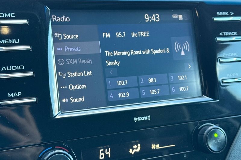 Toyota Camry Vehicle Full-screen Gallery Image 17