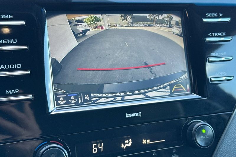 Toyota Camry Vehicle Full-screen Gallery Image 18