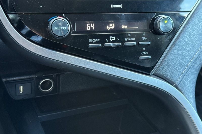 Toyota Camry Vehicle Full-screen Gallery Image 19