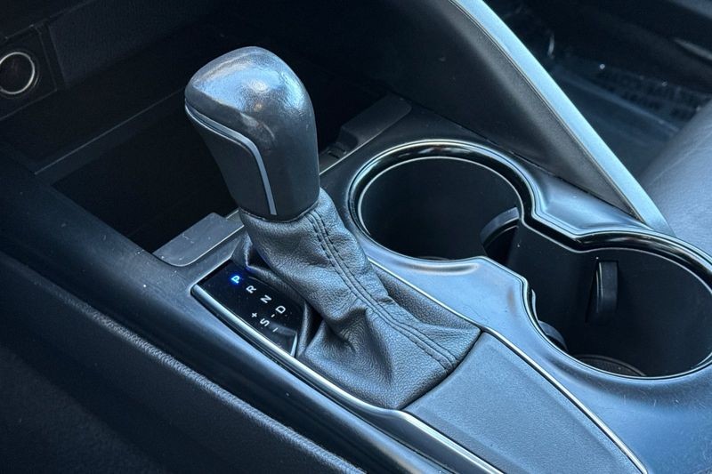 Toyota Camry Vehicle Full-screen Gallery Image 20