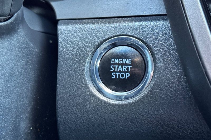 Toyota Camry Vehicle Full-screen Gallery Image 21