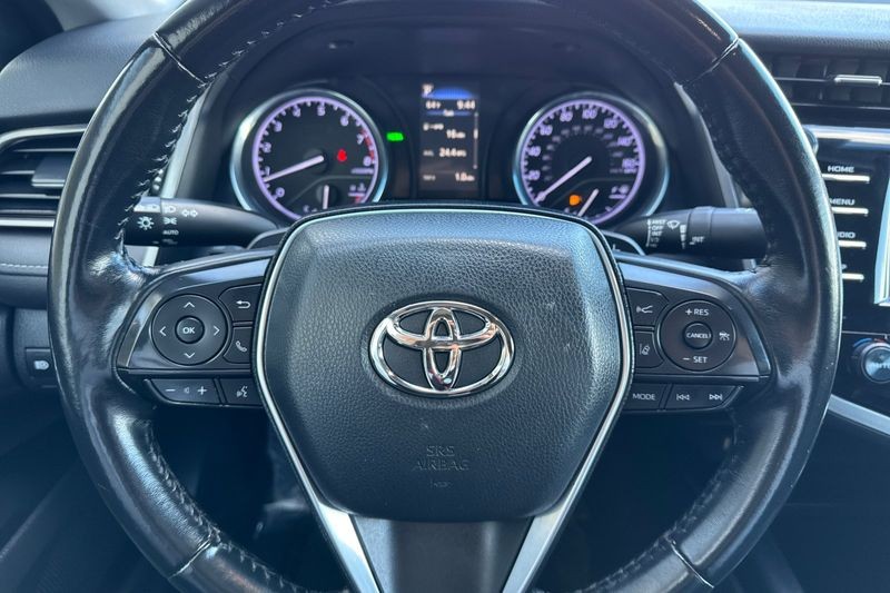 Toyota Camry Vehicle Full-screen Gallery Image 22