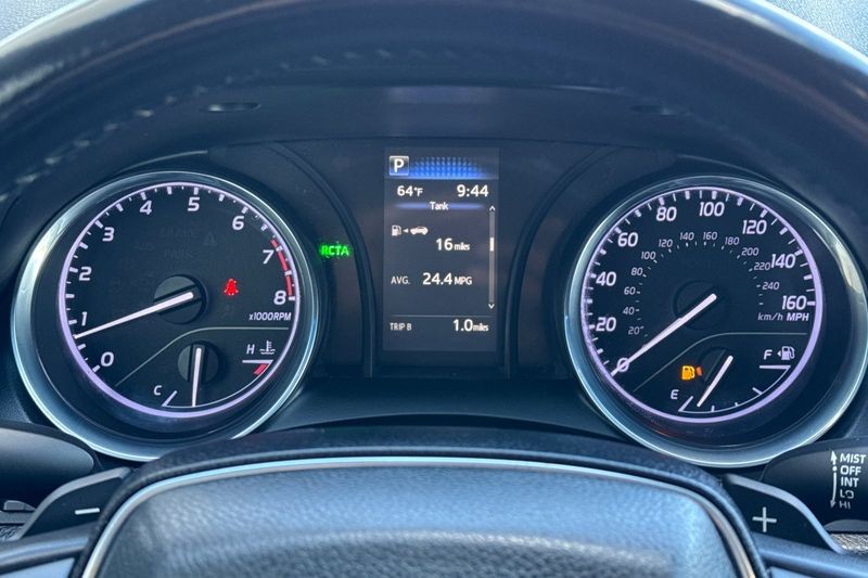 Toyota Camry Vehicle Full-screen Gallery Image 23