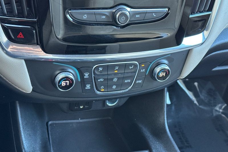 Chevrolet Traverse Vehicle Full-screen Gallery Image 21
